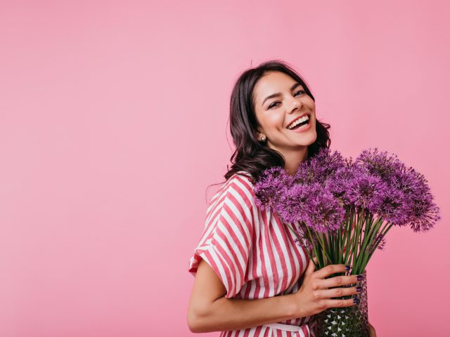 https://redencaoturismo.com.br/wp-content/uploads/2026/03/positive-brunette-with-dimples-radiates-joy-snapshot-cute-curly-lady-with-lovely-huge-purple-flowers-640x480.jpg